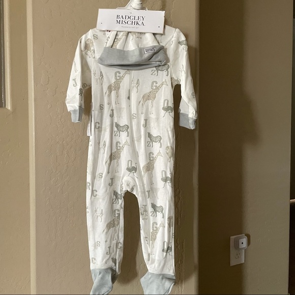 Badgley Mischka baby gender neutral outfit zipper footed pajamas & matching hat - Picture 7 of 7